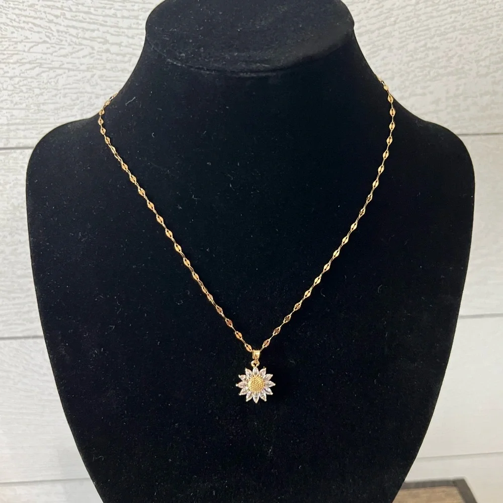 BEAUTIFUL Sunflower Pendant necklace - COMPLIMENTS WILL BE RECEIVED when worn! - Picture 9 of 10